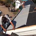 На карниз уложена гладкая гидроизоляционная мембрана  GAF® StormGuard®