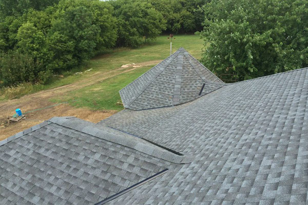 На крыше представлена черепица Timberline HD в цвете Pewter Gray