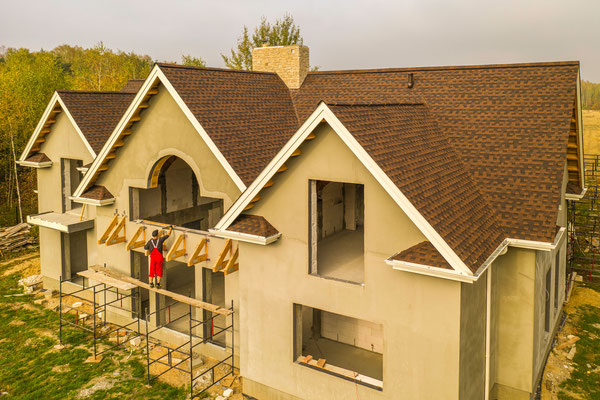 Крыша покрыта битумной черепицей GAF Timberline HD в цвете Hickory