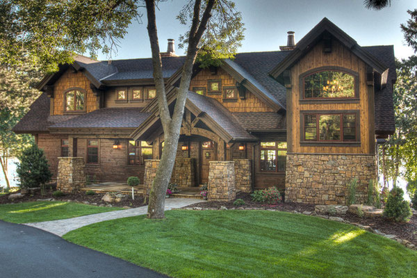 На крыше представлена черепица Timberline HD в цвете Hickory