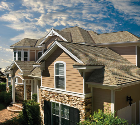 На крыше представлена черепица GAF серии Glenwood в цвете Golden Prairie