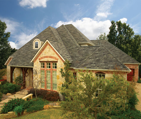 На крыше представлена черепица GAF серии Woodland в цвете Cedarwood Abbey