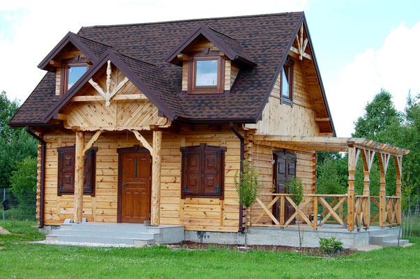 На крыше представлена черепица Timberline HD в цвете Hickory