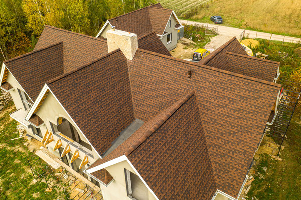 Крыша покрыта битумной черепицей GAF Timberline HD в цвете Hickory