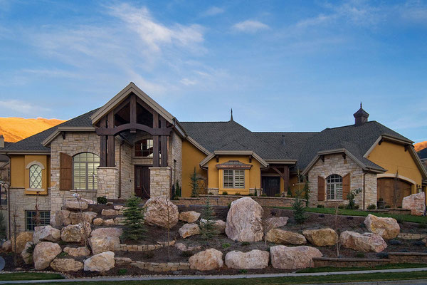 На крыше представлена черепица Timberline HD в цвете Charcoal