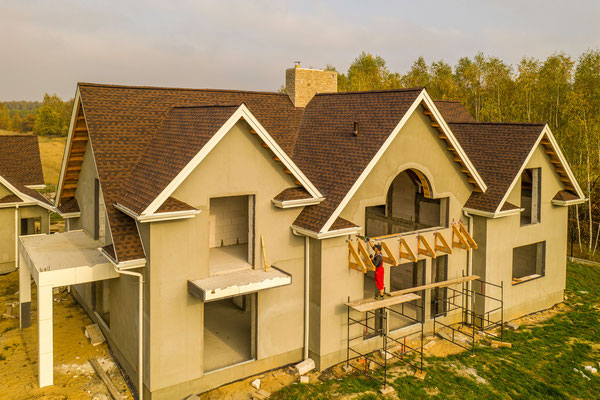 Крыша покрыта битумной черепицей GAF Timberline HD в цвете Hickory