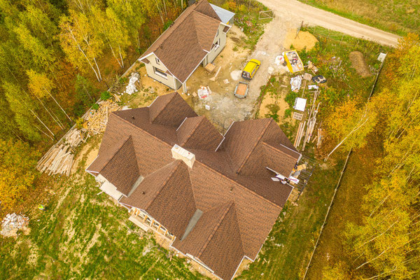 Крыша покрыта битумной черепицей GAF Timberline HD в цвете Hickory