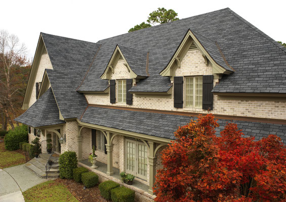 На крыше представлена черепица GAF серии Woodland в цвете Castlewood Gray