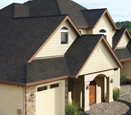 На крыше представлена черепица GAF серии Grand Canyon в цвете Black Oak