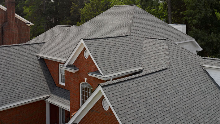 На крыше представлена черепица CertainTeed серии Landmark в цвете Colonial Slate