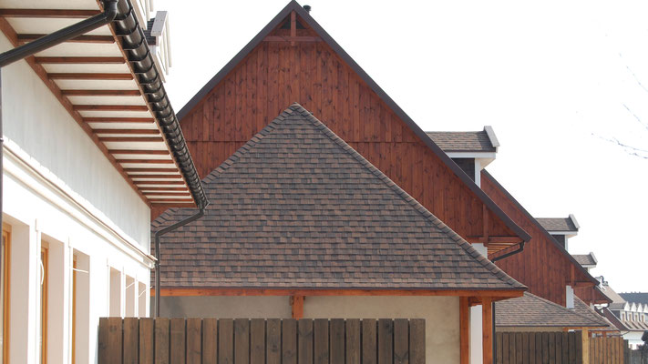 На крыше представлена черепица CertainTeed серии Landmark в цвете Burnt Sienna