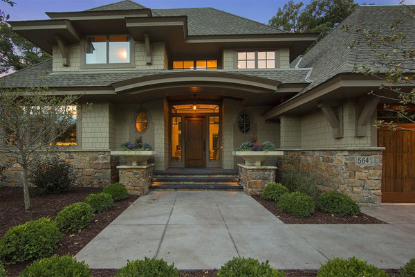 На крыше представлена черепица Timberline HD в цвете Weathered Wood