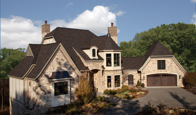 На крыше представлена черепица GAF серии Woodland в цвете Woodberry Brown