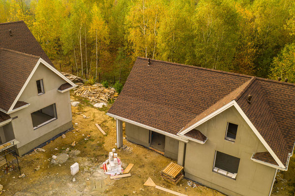 Крыша покрыта битумной черепицей GAF Timberline HD в цвете Hickory