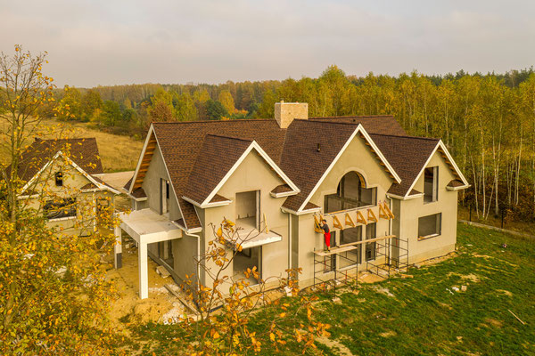 Крыша покрыта битумной черепицей GAF Timberline HD в цвете Hickory